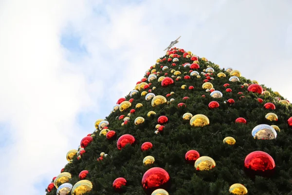 Árvore Natal Festiva Decorada Com Bolas Vidro Coloridas — Fotografia de Stock