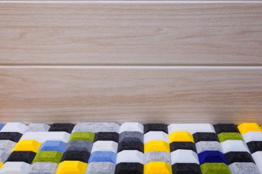 Renkli polyester karelerin mozaiği desenli akustik panele karşı
