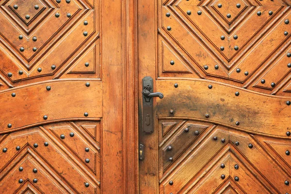 Puertas Entrada Madera Antiguas Con Remaches Bronce Asa —  Fotos de Stock