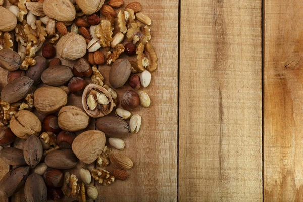 Noci Nocciole Mandorle Pistacchi Guscio Senza Tavolo Legno — Foto Stock