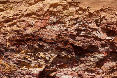 Bakır elementleri içeren çok renkli kaya katmanları, Negev çölünde demir.