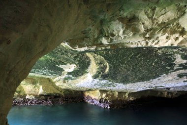 Olağanüstü güzellikte bir mağara, desenli kaya desenli, deniz suyuyla dolmuş.