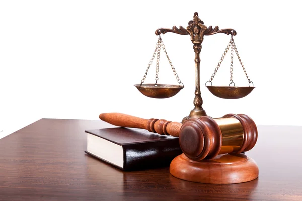 Scales of justice in the courtroom — Stock Photo, Image