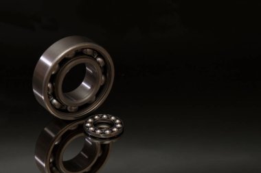 Siyah bir arkaplanda yansıma ve reflekslerle taşımak