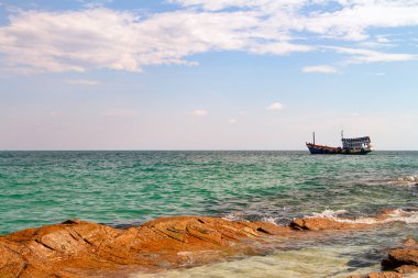 Tayland Koh Samet eski stil gemi kayalık sahil yakınındaki