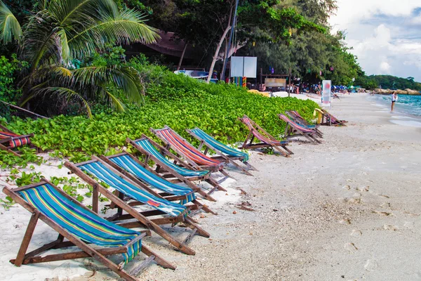 Таиланд Koh Samet Sandy Beach Sunbeds Line — стоковое фото