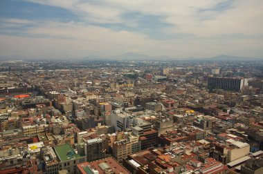 Bir Mexico Df havadan görünümü dağlar ve bulutlar ile