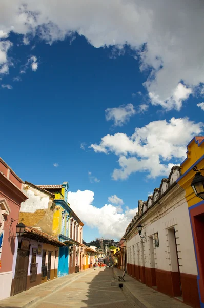 Улица Сан-Кристобаль-де-лас-Касас с облаками — стоковое фото