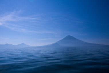 Lake Atitlan ve volkan