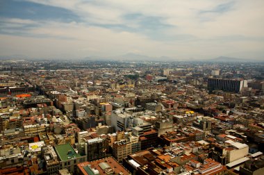 Mexico city hava görünümünü dağlar ve bulutlar ile