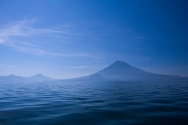 Lake Atitlan ve volkan