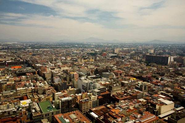 Mexico city hava görünümünü dağlar ve bulutlar ile