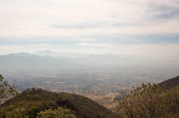 Monte Alban Colina Oaxaca sobre el valle de Oaxaca y cielos nublados — Foto de Stock