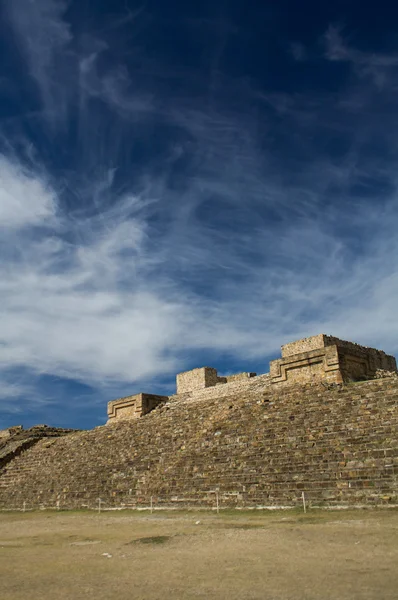 Monte Alban Oaxaca México Pirámide de pendiente y cielo con nubes — Foto de Stock