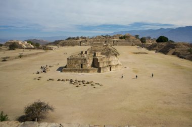 Meksika Oaxaca Monte Alban merkezi kare satıcıları ile ve bulutlu