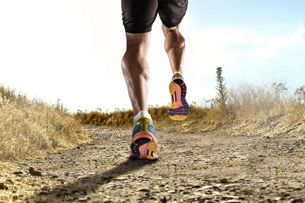 Füße aus nächster Nähe mit Laufschuhen und kräftigen, athletischen Beinen des Sportlers beim Joggen im Fitnesstraining — Stockfoto