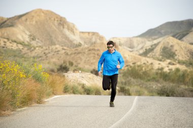 fitness sağlıklı yaşam tarzı kuru çöl manzara üzerinde çalışan spor adam