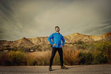 fitness sağlıklı yaşam tarzı kuru çöl manzara üzerinde poz spor adam koşucu