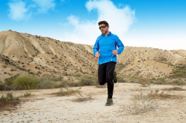 fitness sağlıklı yaşam tarzı kuru çöl manzara üzerinde çalışan spor adam