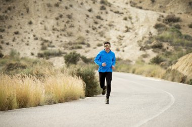 fitness sağlıklı yaşam tarzı kuru çöl manzara üzerinde çalışan spor adam