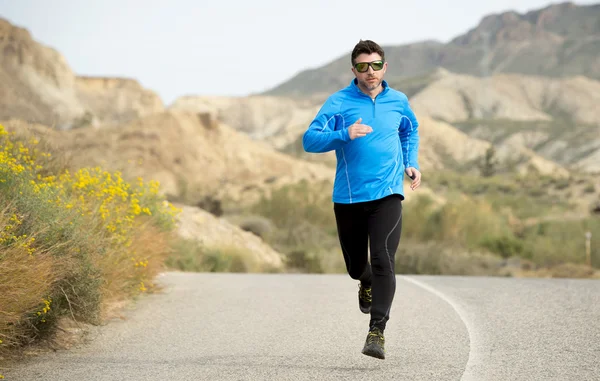 Homem do esporte que corre na paisagem seca do deserto em fitness estilo de vida saudável — Fotografia de Stock