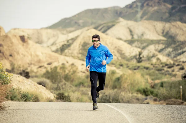 Sportler läuft auf trockener Wüstenlandschaft in Fitness gesunder Lebensstil — Stockfoto