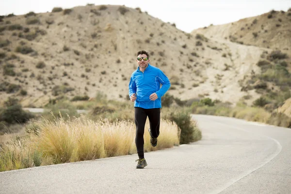 Homem do esporte que corre na paisagem seca do deserto em fitness estilo de vida saudável — Fotografia de Stock