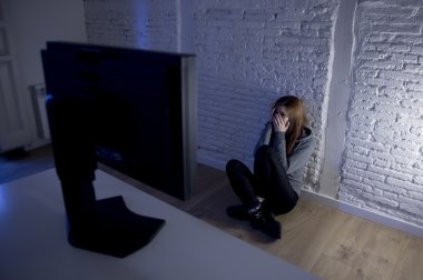  genç kadın kötüye internet acı cyberbullying korkuyor üzgün korku yüz ifadesinde depresif