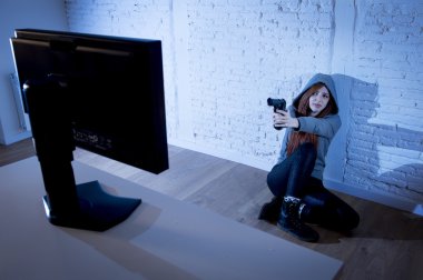 genç internet siber zorbalık istismar kendini hesaplamak için silah işaret savunarak korkmuş