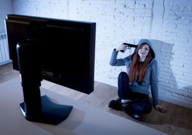 genç intihar onu tempoiçin korkmuş ve umutsuz işaret silah internet siber zorbalık acı istismar