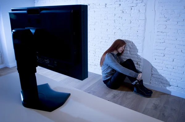 Genç kadın kötüye internet acı cyberbullying korkuyor üzgün korku yüz ifadesinde depresif — Stok fotoğraf