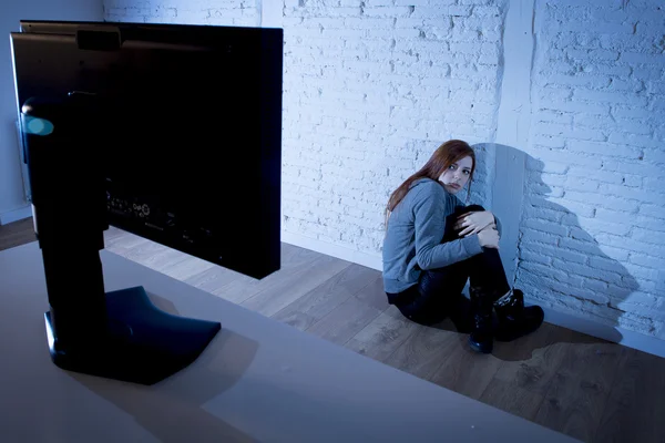 십 대 여자 학대 고통 인터넷 사이버 위협 슬픈 공포 얼굴 표현에 우울 — 스톡 사진