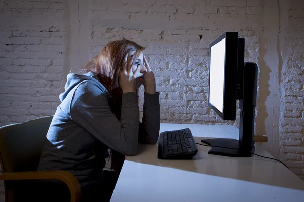 Tinédzser nő bántalmazott szenvedés internet online zaklatásról ijedt szomorú, depressziós félelem arc kifejezése — Stock Fotó