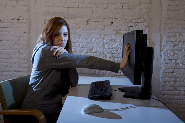 Adolescent femme maltraité souffrance internet cyberintimidation peur triste déprimé dans la peur visage expression — Photo
