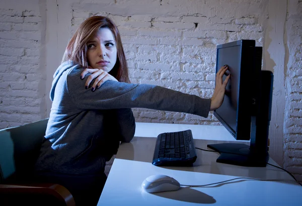 Kadın genç korku yüz ifade depresif korkmuş internet siber zorbalık acı istismar — Stok fotoğraf