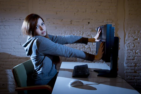 Tiener vrouw misbruikt lijden internet cyberpesten bang verdrietig, depressief in angst gezicht expressie — Stockfoto