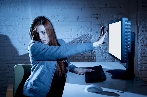 Adolescente mujer abusada sufrimiento internet cyberbullying asustado triste deprimido en miedo cara expresión —  Fotos de Stock