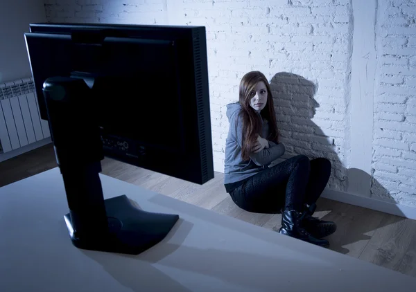 Genç kadın kötüye internet acı cyberbullying korkuyor üzgün korku yüz ifadesinde depresif — Stok fotoğraf