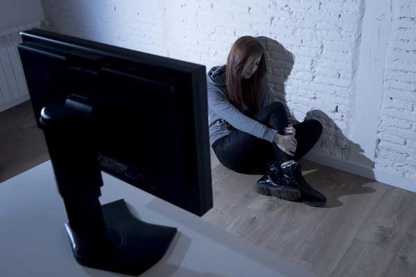 Adolescente mujer abusada sufrimiento internet cyberbullying asustado triste deprimido en miedo cara expresión — Foto de Stock