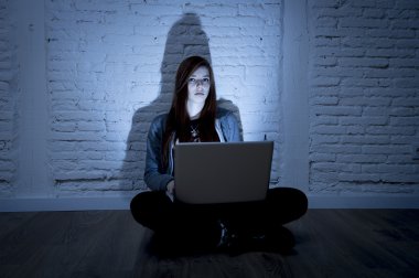 bilgisayar dizüstü bilgisayar ile korkmuş kadın genç siber zorbalık ve taciz online istismar olmak acı