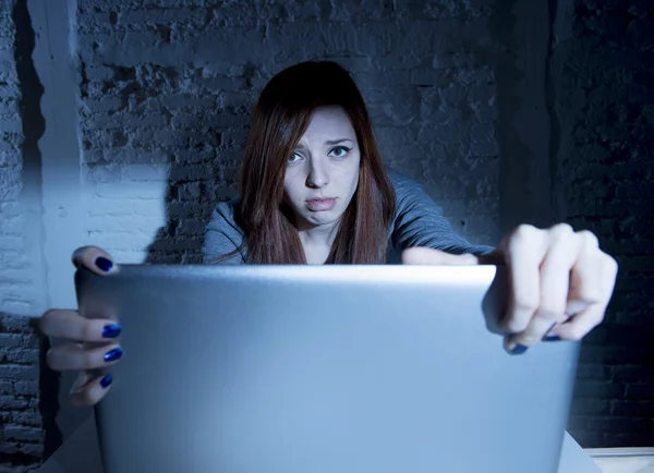 Spaventata adolescente con computer portatile che soffre di cyberbullismo e molestie essere abusato online — Foto Stock