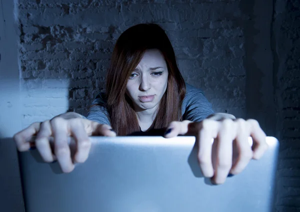 Spaventata adolescente con computer portatile che soffre di cyberbullismo e molestie essere abusato online — Foto Stock