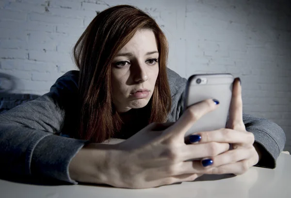 Joven triste vulnerable chica usando el teléfono móvil asustado y desesperado sufrimiento en línea abuso cyberbullying — Foto de Stock