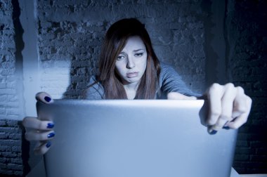 bilgisayar dizüstü bilgisayar ile korkmuş kadın genç siber zorbalık ve taciz online istismar olmak acı
