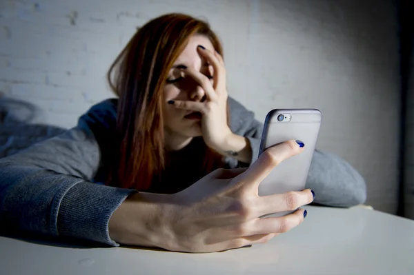 Молода сумна вразлива дівчина використовує мобільний телефон наляканий і відчайдушний страждання онлайн насильство кіберзалякування — стокове фото