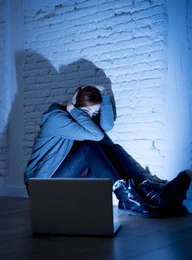 bilgisayar dizüstü bilgisayar ile korkmuş kadın genç siber zorbalık ve taciz online istismar olmak acı