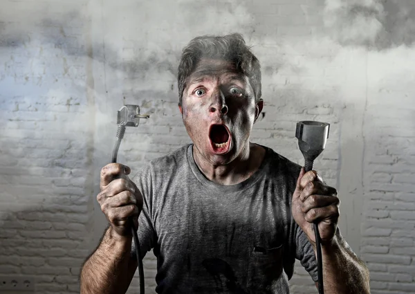 Cablu om neinstruit care suferă un accident electric cu fața arsă murdară în expresie amuzantă șoc — Fotografie, imagine de stoc
