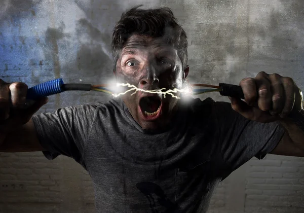 Непідготовлений чоловік приєднується до кабелю, що страждає електричною аварією з брудним спаленим обличчям шокова експресія — стокове фото