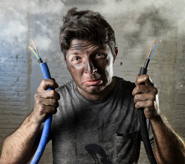 Hombre no entrenado unirse cable eléctrico que sufre accidente eléctrico con la cara quemada sucia en expresión de choque divertido — Foto de Stock