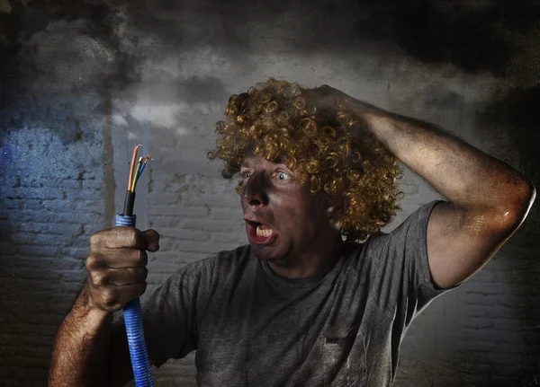 Mann mit Kabelbrand nach Hausunfall mit verschmutztem Gesicht — Stockfoto